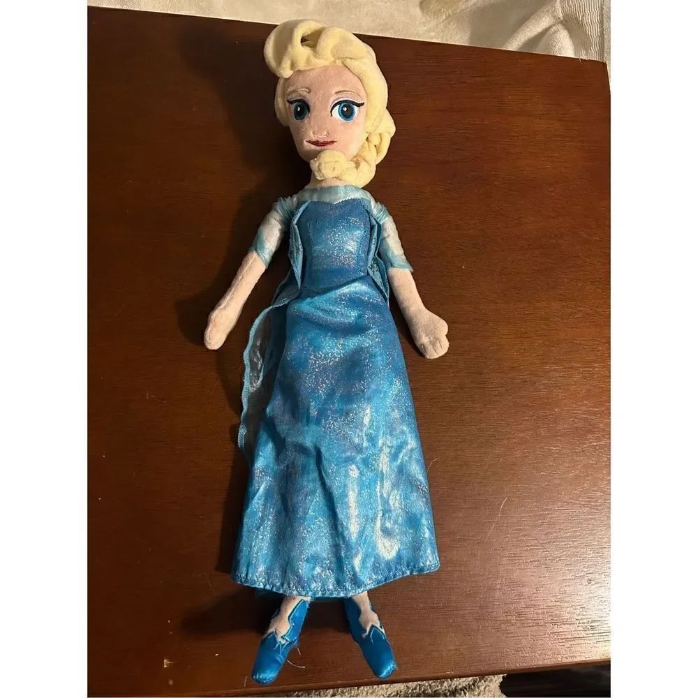 Disney frozen Elsa doll from ringling brothers circus. 18 in rare